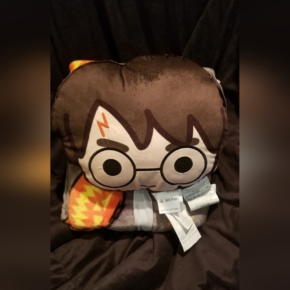 Harry Potter Pillow and Plush Throw Set.  Measures 45" x 55". 100% Polyester NWT - Picture 2 of 2